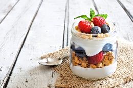 Protein jogurt s ovocem a dom&aacute;c&iacute; granolou